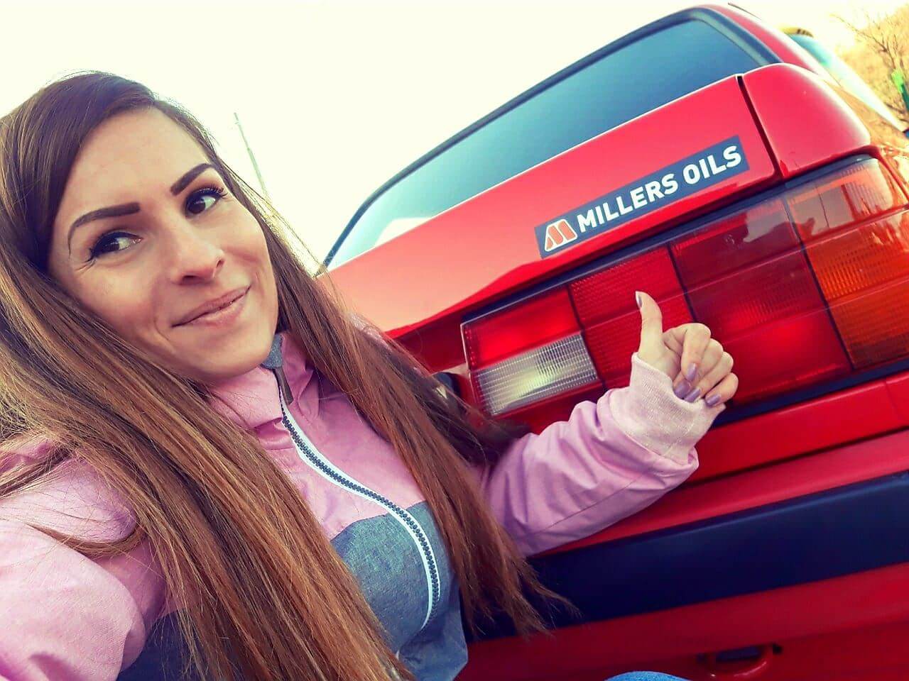 Velezdi Eszter veterán BMW-je is Millers Oils termékekkel suhan